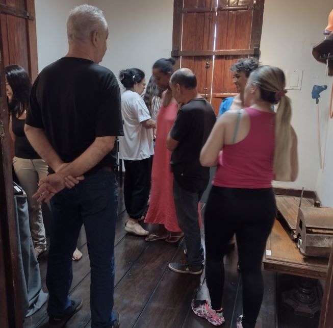 api-modulos/fotos/img/galeria_cat_culturais_535/535/13482/VISITA GUIADA POR ALAÉRCIO DELFINO, CAPS II, RESPONSÁVEL WINNIE, 10.10.2025 (9).jpg